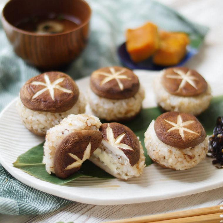 白い皿に盛られた焼きしいたけのチーズおにぎり