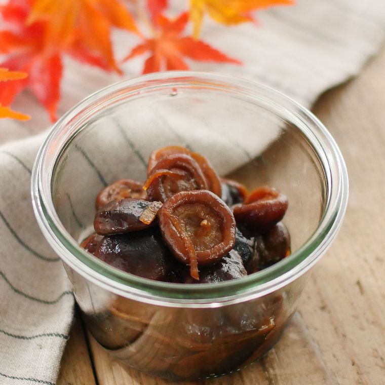 透明のガラス容器によそった生しいたけの佃煮