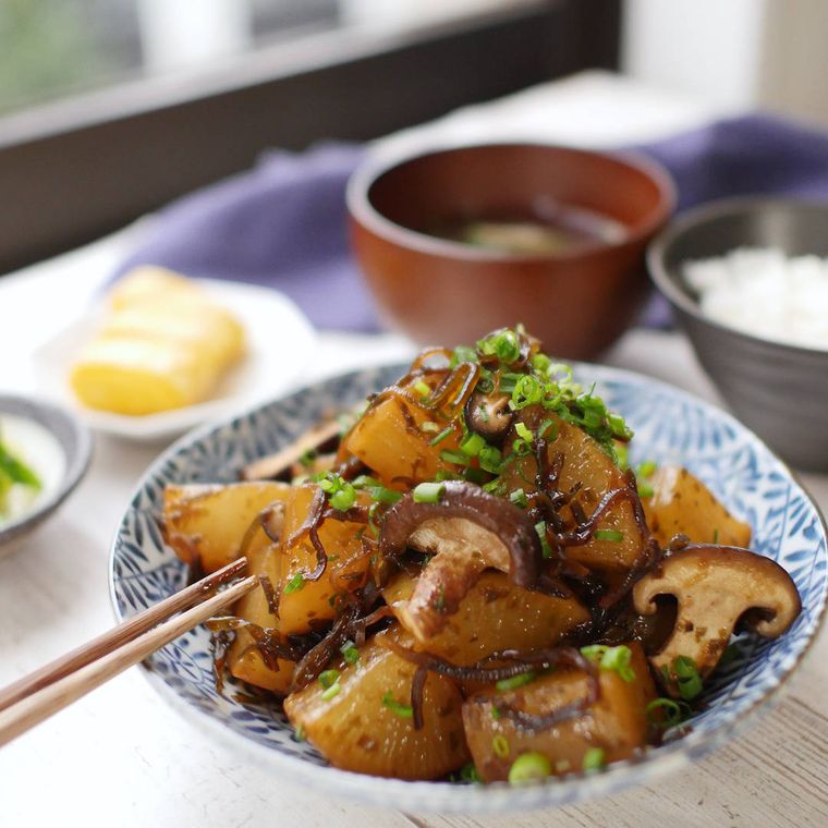 白と青の皿に盛られた大根と生しいたけの煮物