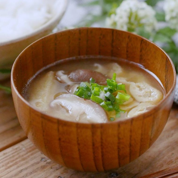 おわんによそった生しいたけと油揚げのみそ汁