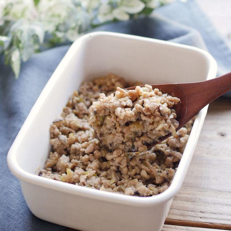 白い保存容器に入った長ねぎと生しいたけの万能肉みそ