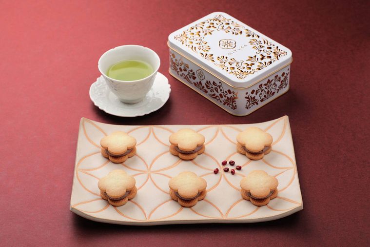 お皿に並べられた6個のあずきサンドクッキーとパッケージの缶