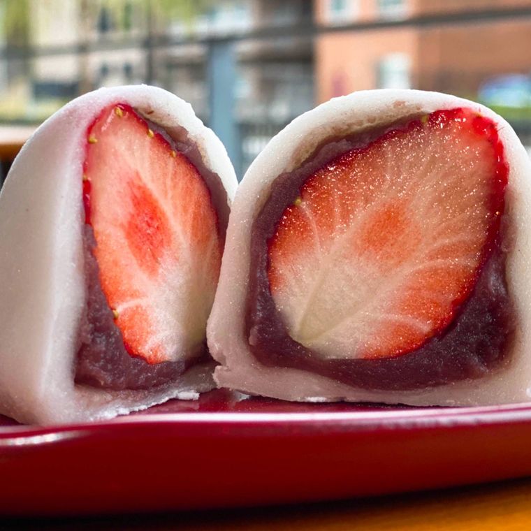 いちごと餡を包んだ苺大福の断面