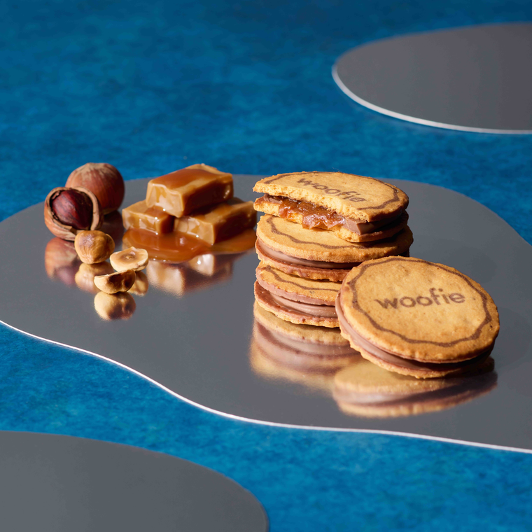 並べられたヘーゼルナッツとキャラメルとクッキーサンド