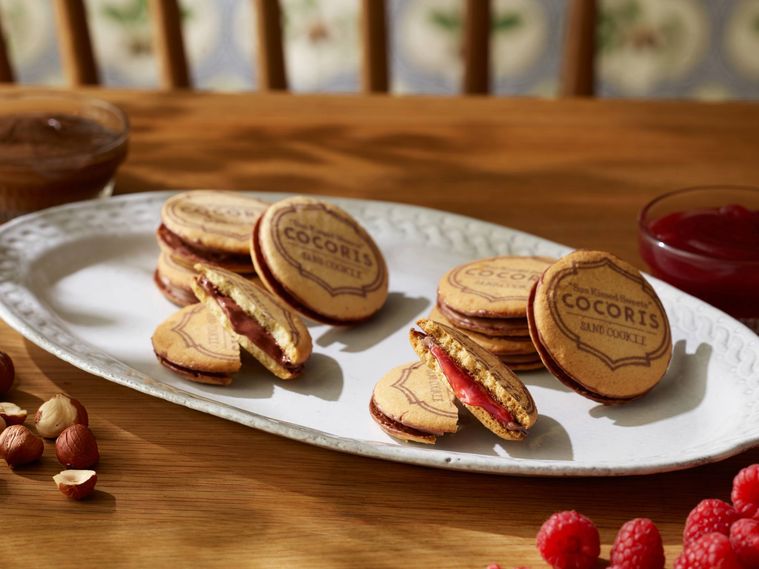 木苺ペーストとミルクチョコレートが挟まれたクッキーサンド