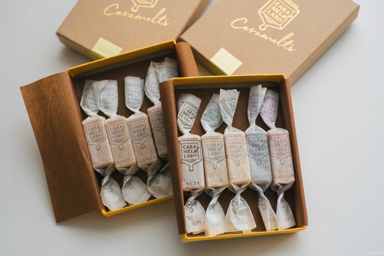 テーブルにのったクラシックBOX5個