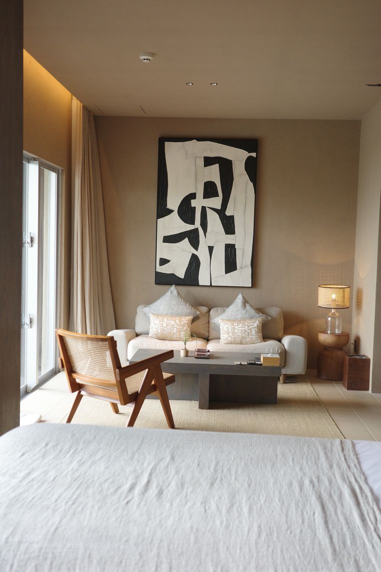 ベッドサイドから見たリビング