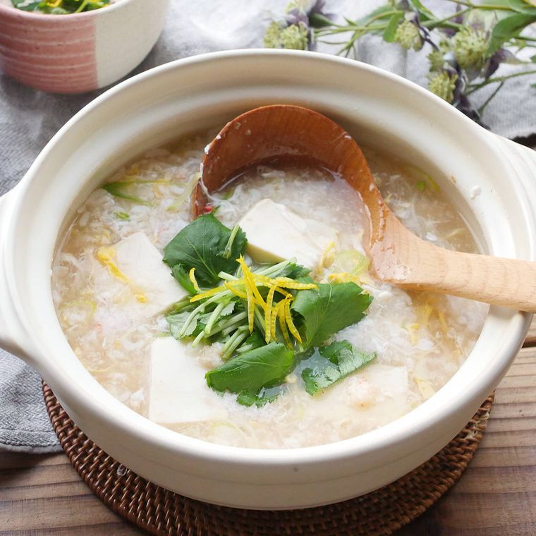 土鍋に入ったかにと豆腐の雑炊