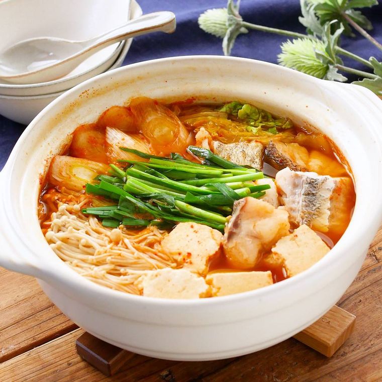 キムチ鍋が入った土鍋が置かれている