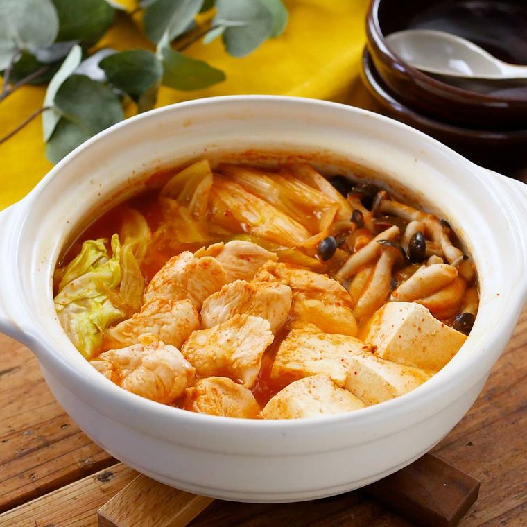 キムチ鍋が入った土鍋が置かれている