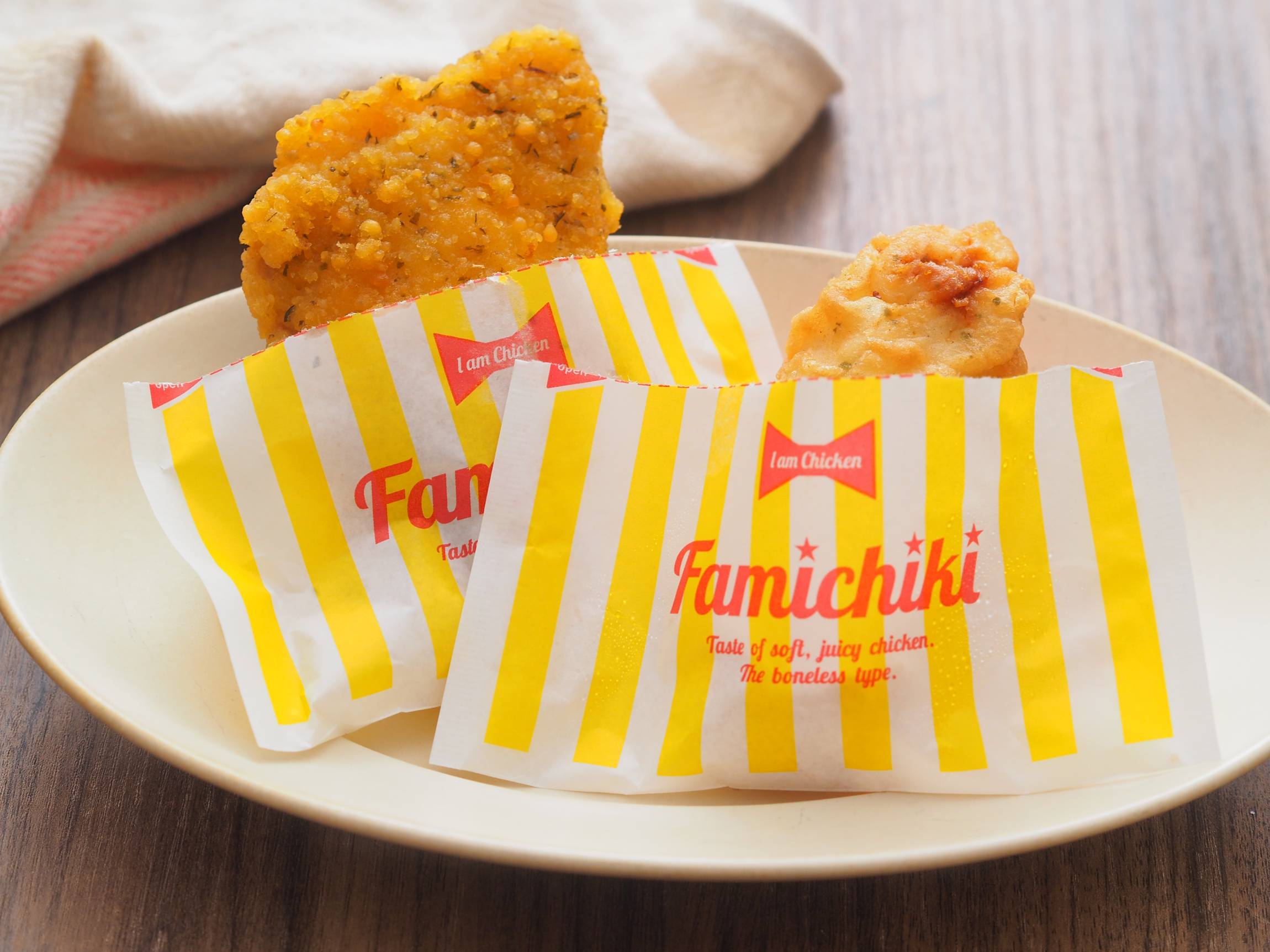 ファミマ新作チキンを食べ比べ。ファミチキにタルタルが入ると思った