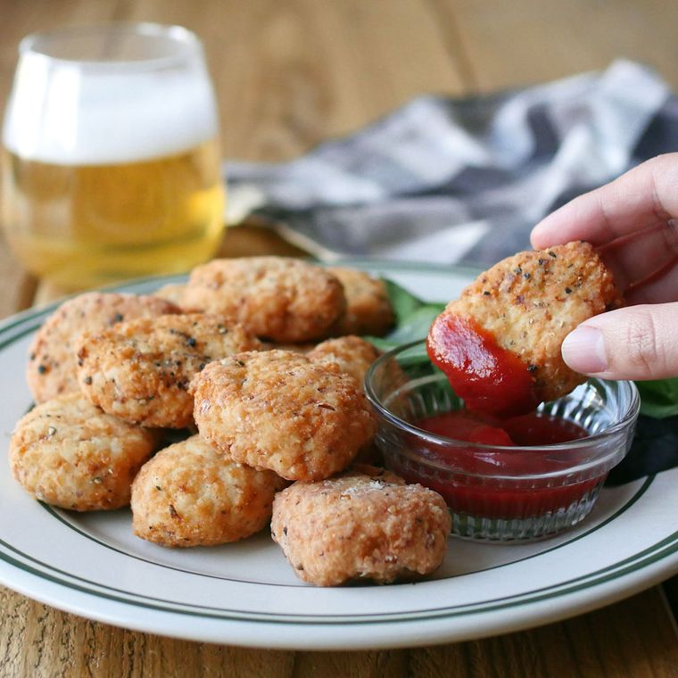 白い丸皿に盛り付けた高野豆腐のチキンナゲット
