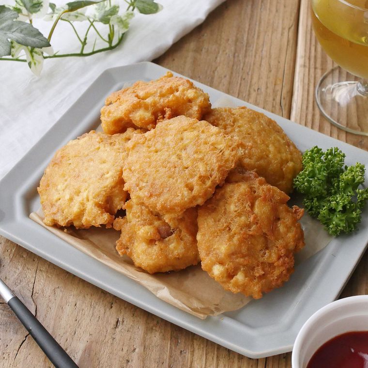 白い角皿に盛り付けたツナ缶と木綿豆腐のナゲット