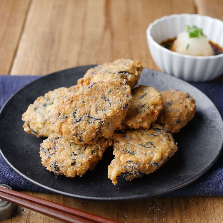 黒い丸皿に盛り付けたひじきと豆腐のチキンナゲット
