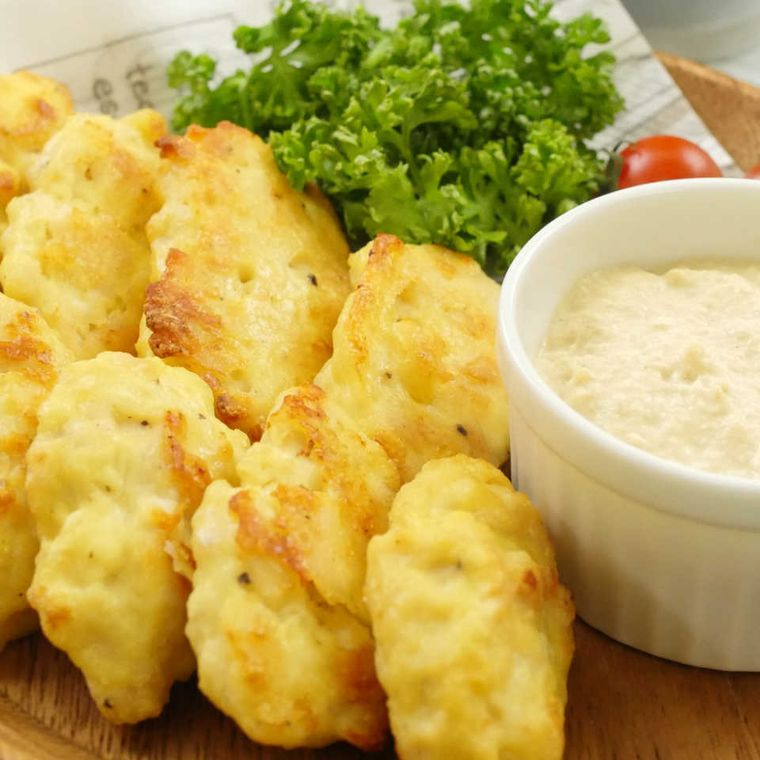 木製の丸皿に盛り付けたトースターで作るチキンナゲット
