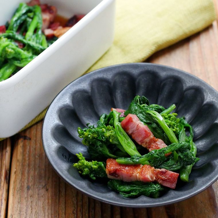 黒い器に盛り付けた菜の花とベーコンのポン酢マリネ