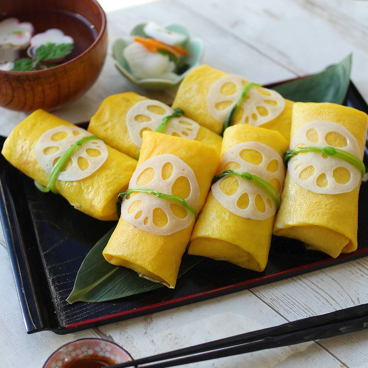 長角盆に盛り付けた五目れんこんの茶巾寿司