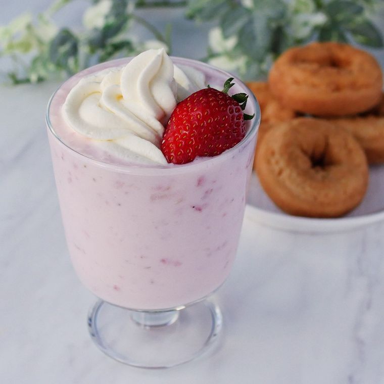 ガラスのコップに入ったいちごミルクジュース