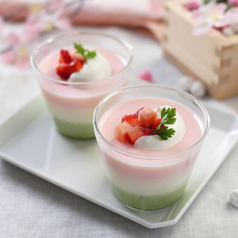 ひしもちカラーの3色プリンが2個並んでいるところ