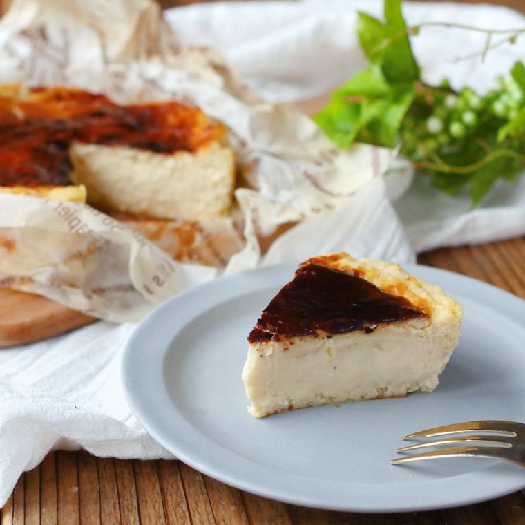 水色の皿に盛られたバスク風チーズケーキ