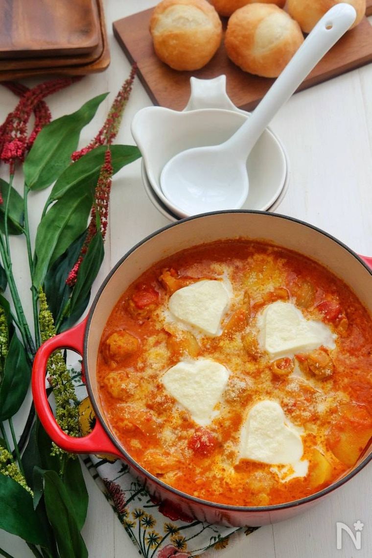 赤い耳付きの鍋で作ったバターチキンカレー風トマトチーズカレー鶏鍋
