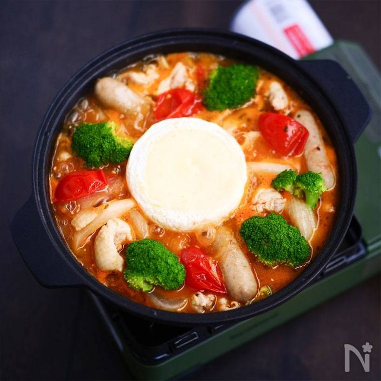 黒い鍋で作った鶏とフレッシュトマトのカマンベールフォンデュ鍋