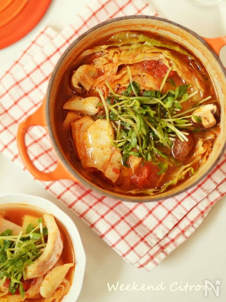 オレンジ色の鍋で作ったタラのトマトオリーブオイル鍋