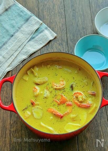 赤い鍋に入れられたココナッツカレースープ鍋