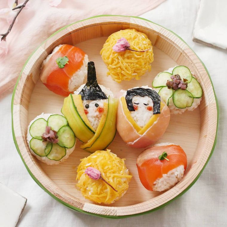 桶にひな祭りの手まり寿司が入っている様子