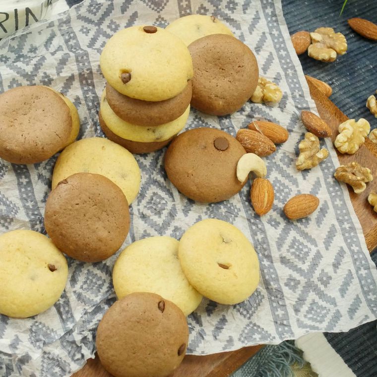 2色のクッキーが並んでいる様子