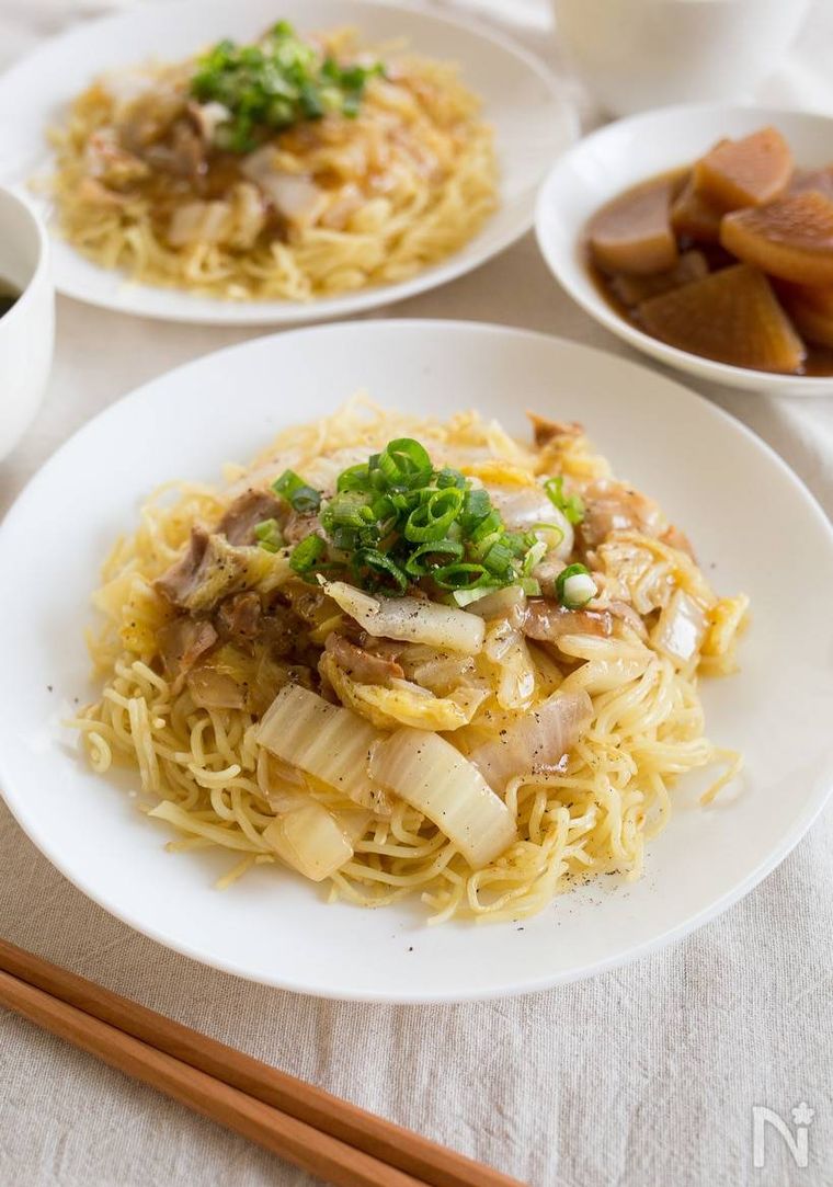 白くて丸い器に盛られた豚バラ白菜のあんかけ焼きそばと木製の箸