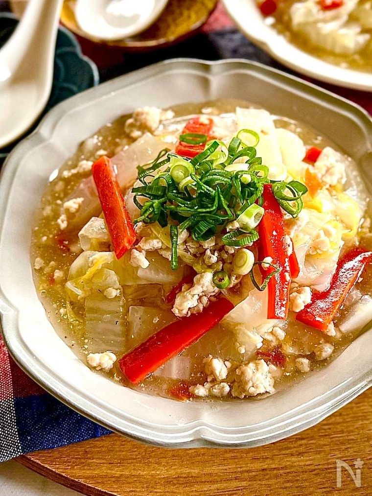 ベージュの器に盛られた鶏ひき肉で白菜と大根のうま塩あんかけ