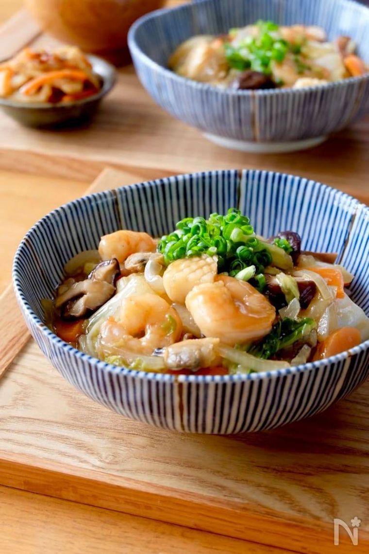 青いラインが入った器に盛られた海鮮と白菜、きのこの和風あんかけごはん
