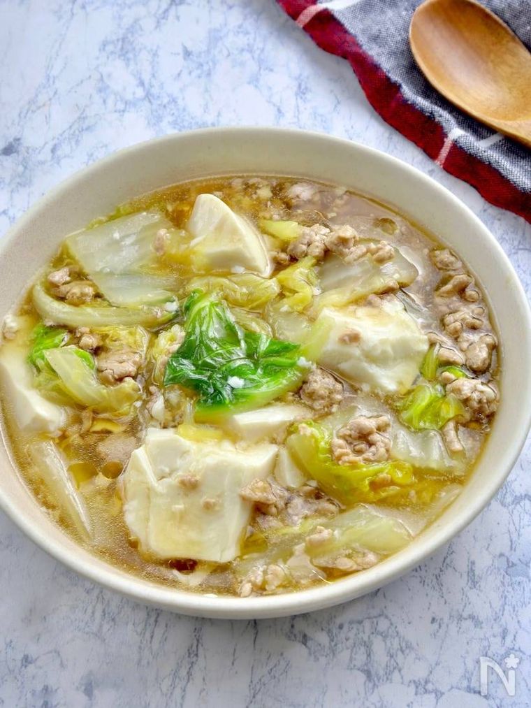 丸い器に盛られた白菜と豆腐のそぼろあんかけ