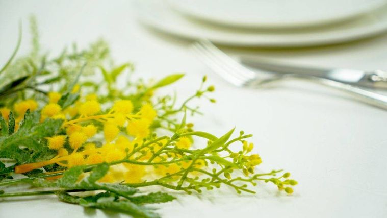 ミモザの花が置かれている