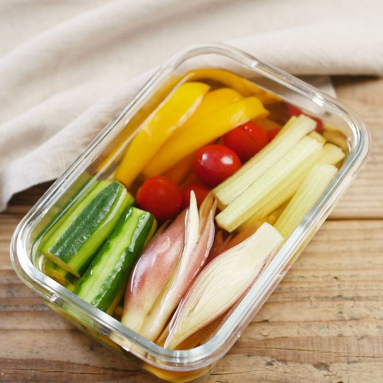 ガラスの容器に入った野菜の浅漬け