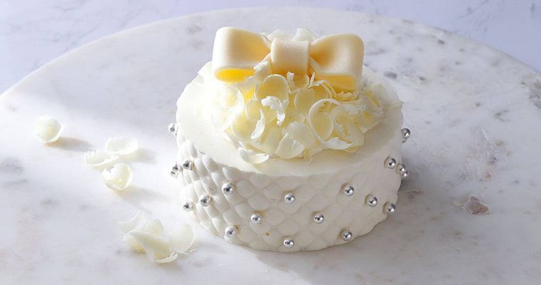 ホワイトショコラリボンケーキのイメージ