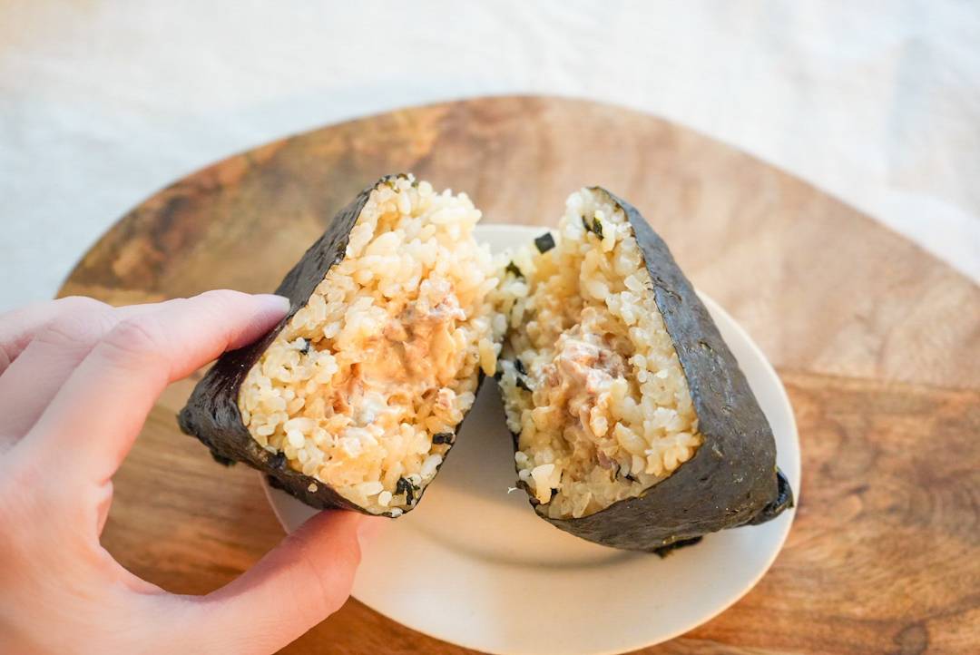 コスパ最高！ローソンの盛りすぎおにぎり「チャーシューマヨネーズ」を