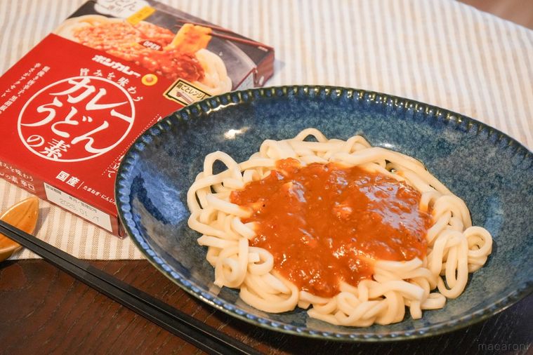 ストライプのクロスとキーマカレーうどんとパッケージの箱