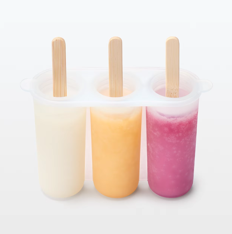 製氷器でアイスを作っている様子