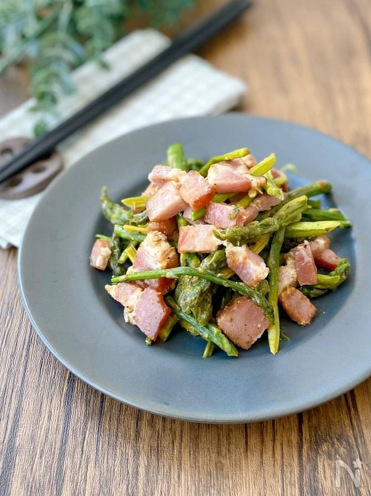 グレーの丸い平皿に盛られたアスパラとベーコンのマヨソテー