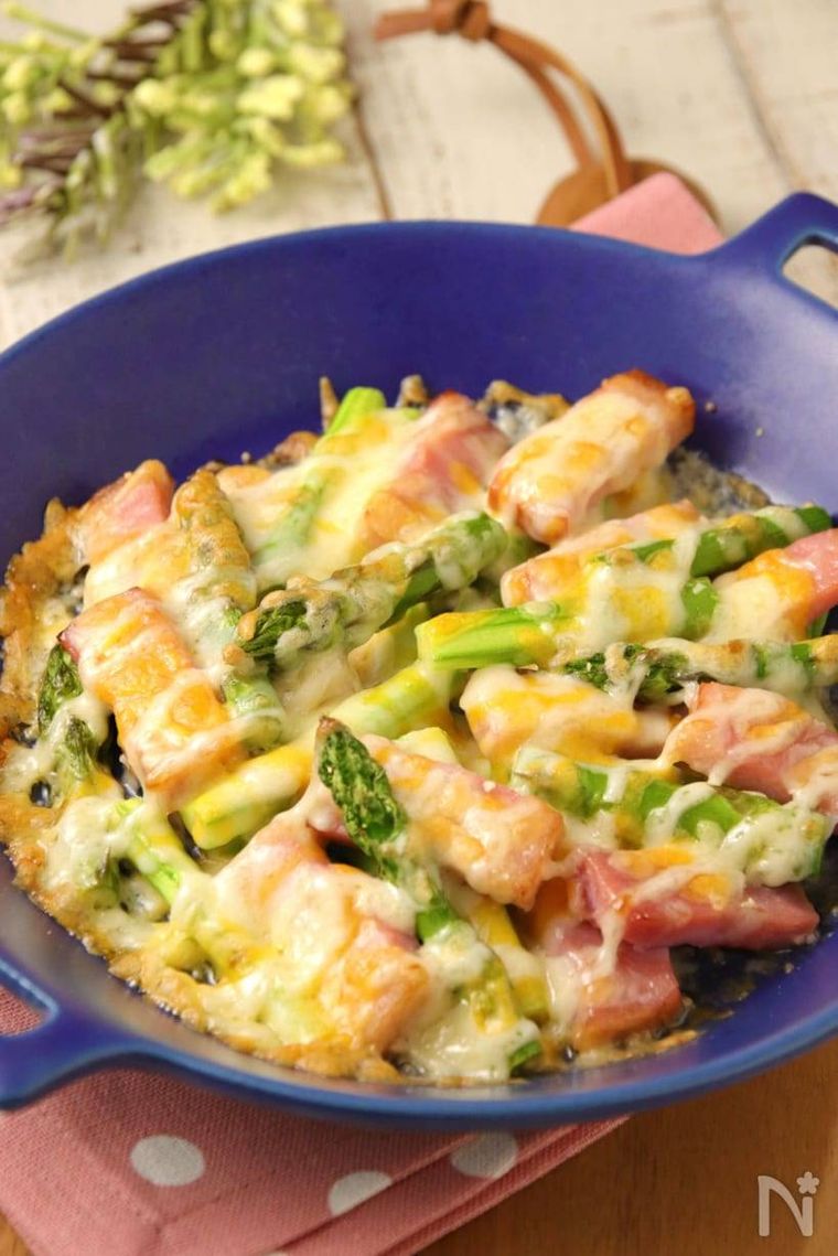 青い耳付きの器に入れられたアスパラベーコンチーズマヨ焼き