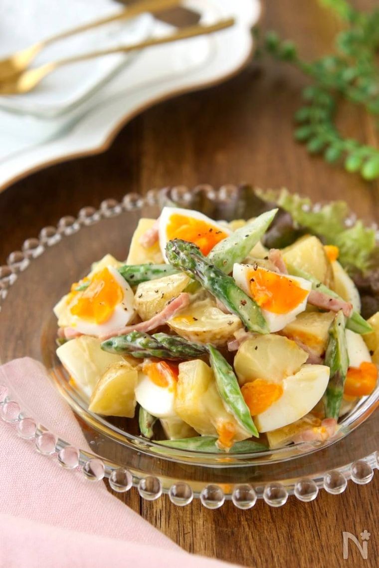 透明な器に盛り付けられたアスパラとベーコンのゴロゴロポテサラ