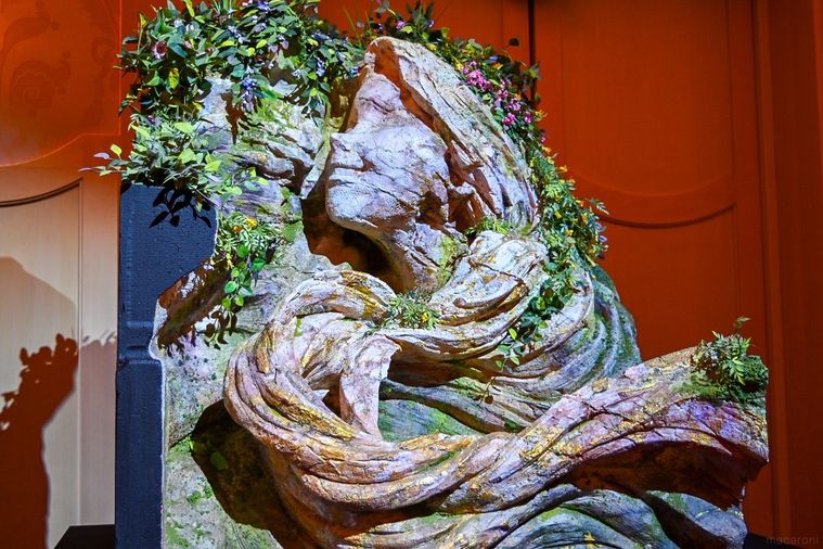 ラプンツェルをかたどった岩の14サイズの模型