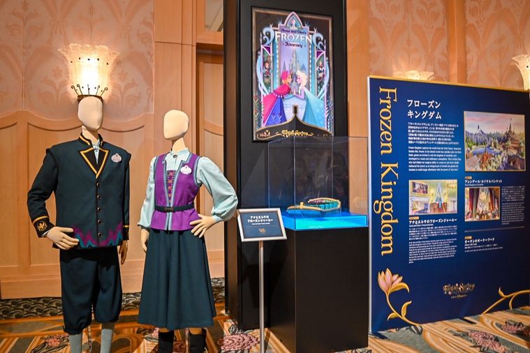 フローズンキングダムのパネルとキャストコスチューム