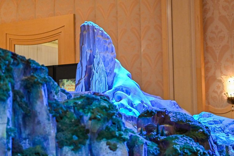 フローズンキングダムのノースマウンテンと氷の宮殿