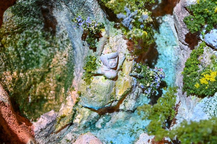 魔法の泉の眠れる森の美女の妖精をかたどった岩