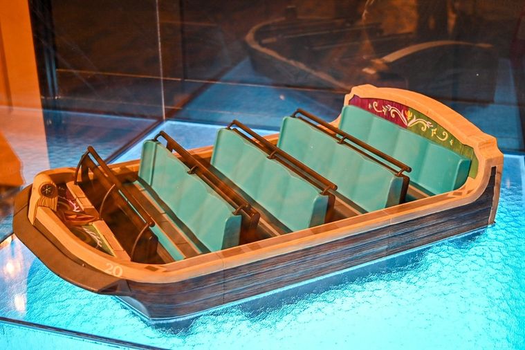 アナとエルサのフローズンジャーニーのボートの模型