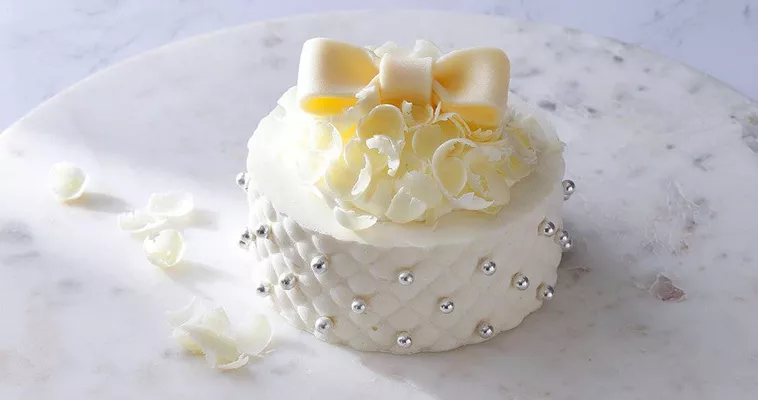 ホワイトショコラリボンケーキのイメージ