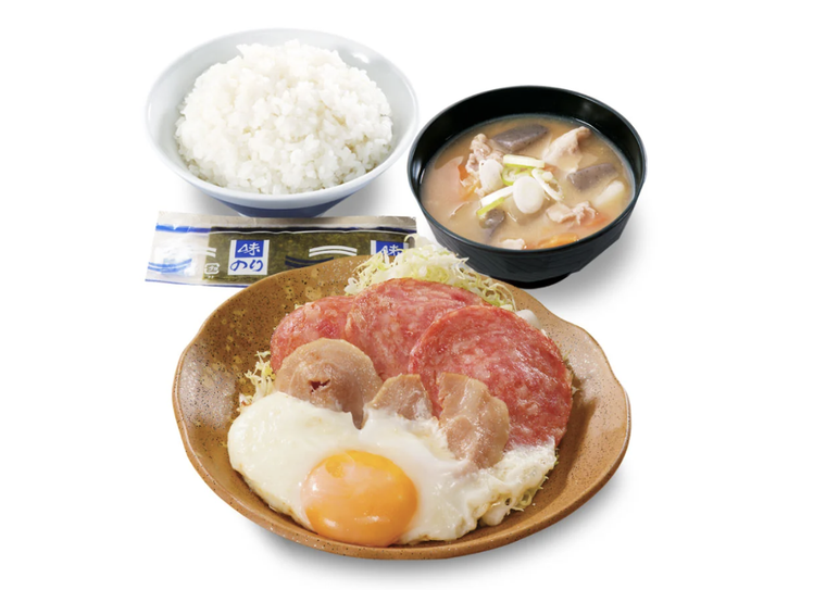 テーブルに並んだチャーシューソーセージエッグ定食
